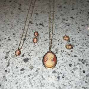 Traditional and timeless neckless and earring sets.